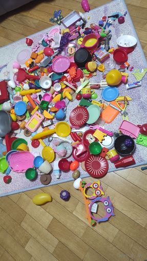 Большой лот детской посуды, приборов и мелочевки. Много разных наборов, продаю только лотом.