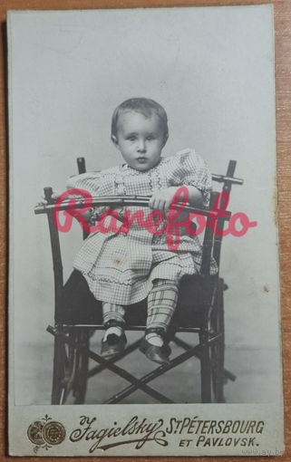 1910-е Визит портрет девочка на стуле золотой обрез студийное фото типажи ретро фотограф Ягельский СПБ