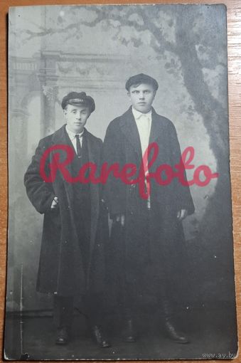 1926 Открыточный формат два товарища типажи ретро студийное фото