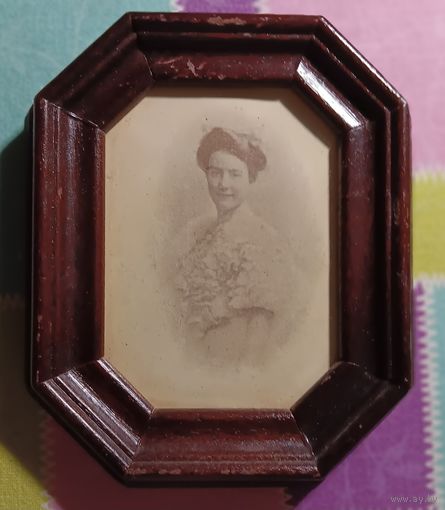 Старина. Портрет дамы. Восьмиугольная деревянная рамка. Начало ХХ века. 11х14 см.