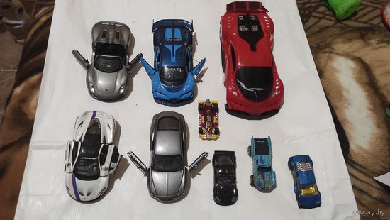 Большой лот машинок, много металлических, отличные машины. В одной нет колесико.Бо