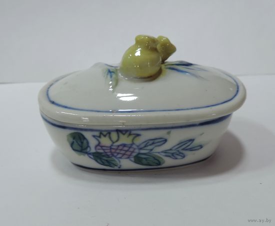 Шкатулка фарфоровая 70-80-е годы Европа. Высота 4.5 см. Размер 4.5-7 см.