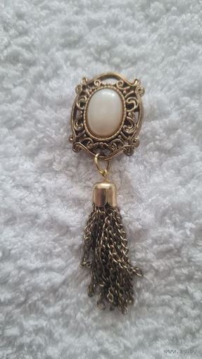 Винтажная брошь (накладка на пуговицу) в стиле викторианского возрождения (Victorian Revival)