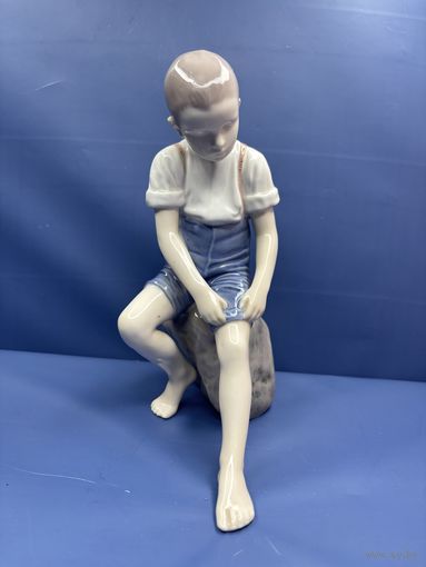 Статуэтка Мальчик подкатывающий штанину Ручная подглазурная роспись. Дания, г. Копенгаген, Bing & Grondahl.1962-1970 гг.
