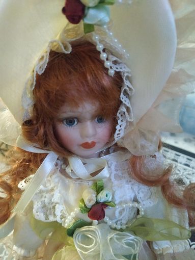 Кукла  фарфоровая на подставке. Состояние на скане.