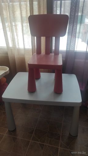 Стол и стул Икеа голубого цвета. Б/у. Размер 55*76 см. Отличная мебель, целая, устойчивая, безопасная для ребенка. Необходимо почистить, ребенок рисовал, так же изменился цвет,  в остальном супер мебе