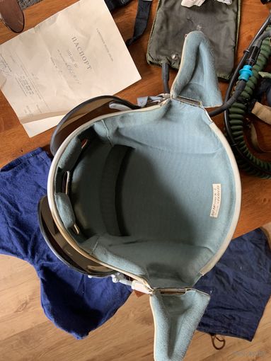 ПОЛНЫЙ комплект-включая оригинальные очки, советского пилота к шлему ЗШ-3 .Цена за всё что на фото. Это 3-й экземпляр таких комплектов-все выставлены в военных вещах