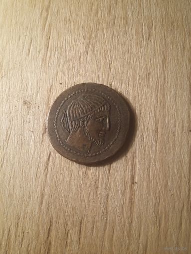 Монета похожа на старинную античную возможно копия монеты с рубля