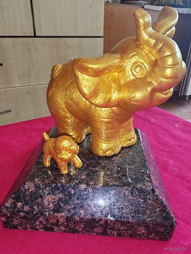 Статуэтка по басни Крылова,,Слон и Моська,,.