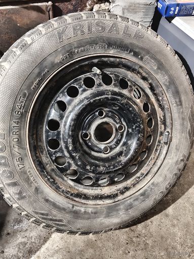 Диски металлические с шинами.