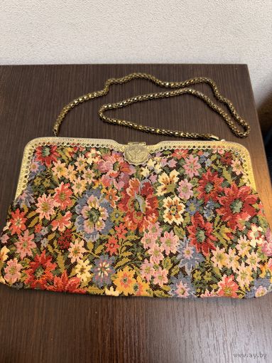 Винтажная сумочка с цветочным гобеленовым узором и металлической застежкой в виде бабочки.