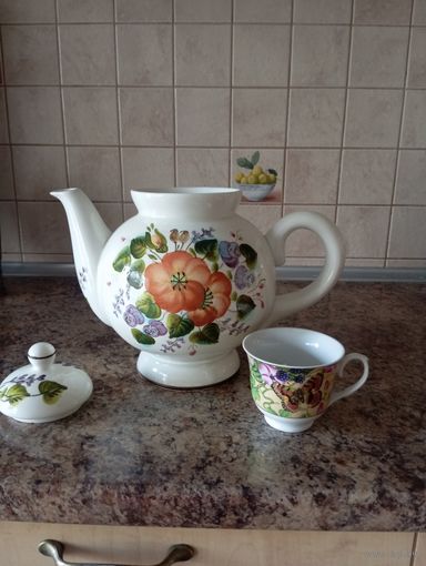 Чайник винтажный доливной с цветочным декором и сценой чаепития, керамика, цветные поливы, СССР, 1970-1990 гг.