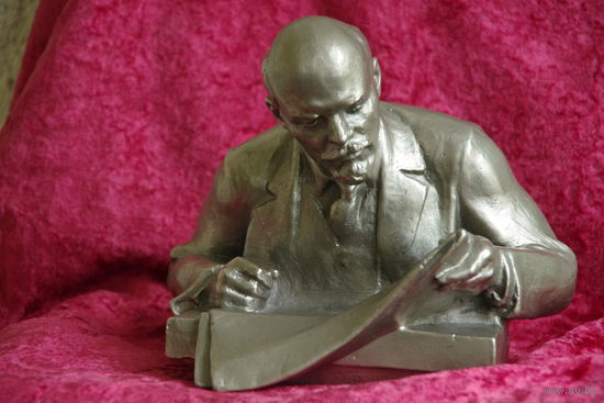 Статуэтка  "  Ленин читает газету "   высота 17 см ;  17 см х 19 см