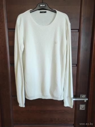Светлый джемпер Xint на 48-50 размер (M, но большемерит). Очень приятный на ощупь, 50% хлопка, 50% акрила. Длина рукава 70 см, ПОгруди 53 см, длина 71 см, хорошее состояние, цвет молочный. Стоил намно
