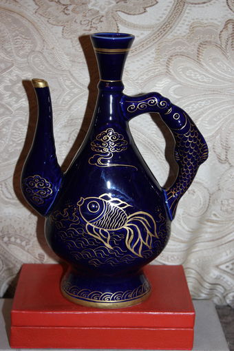 Фарфоровый кувшин, времён СССР, высота 24.5 см., без трещин и сколов.