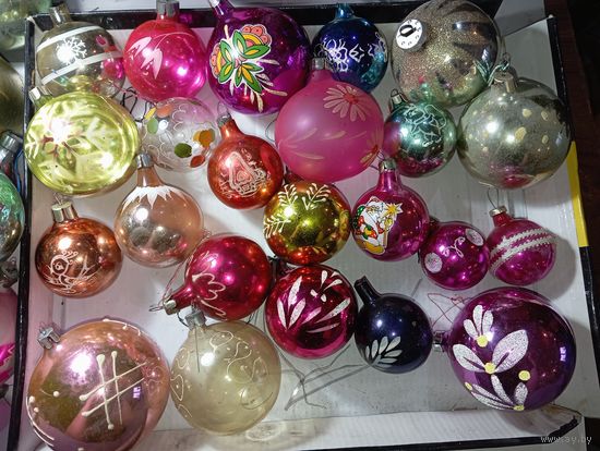 Ёлочные игрушки - Шары с рисунками 23 штук  без повторов . СССР