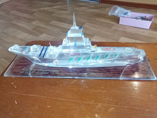 Сувенирная модель корабля, выполненная вручную из оргстекла (акрила). Судя по н