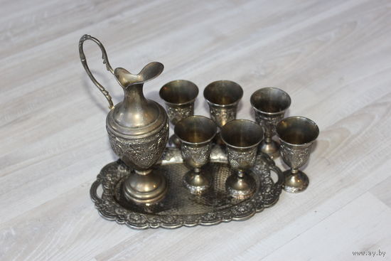 Мельхиоровый набор, сервиз, кувшин, поднос и 6 рюмок.