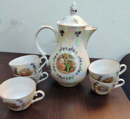 Винтажный фарфоровый  чайный сервиз Мадонна , ГДР , не полный 5 чашек и чайник , все в идеальном состоянии без трещин и сколов .