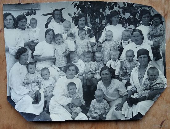 Фото коллектива детских яслей в Алма-Ате. 1939 г. 12.5х17.5 см.