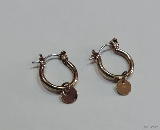 Серьги с круглыми подвеска. Диаметр подвески 0.6 см. Европа. Металл.