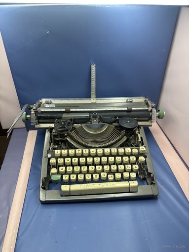 Пишущая печатная машинка