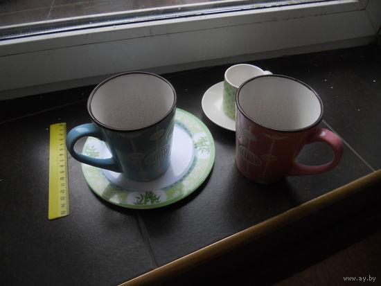 3 кружки, 2 блюдца.
