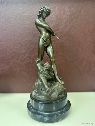 Фигура бронза . Юноша убивает льва .