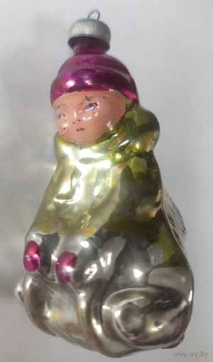 Елочная игрушка СССР. Мальчик на санках.