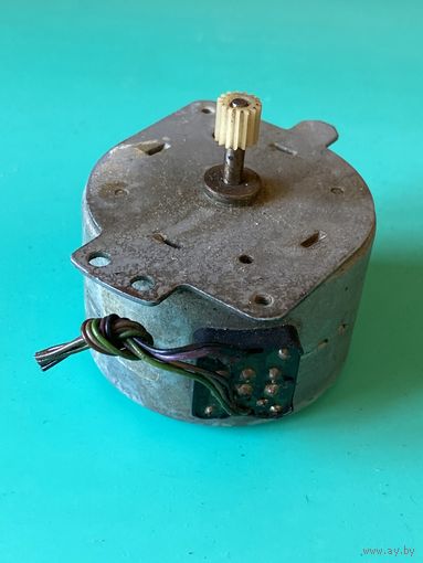 Шаговый двигатель