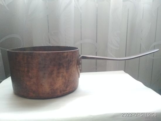 Старинная  медная  кастрюля