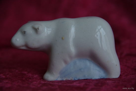 Статуэтка фарфоровая  "  Белый медведь "     ( целая )