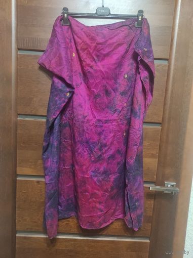 Очень красивый палантин/шаль насыщенного цвета: фуксия + баклажан. По составу ткани не скажу, но очень приятная на ощупь, жатая, не требует глажки. С красивыми вышитыми золотыми листиками.