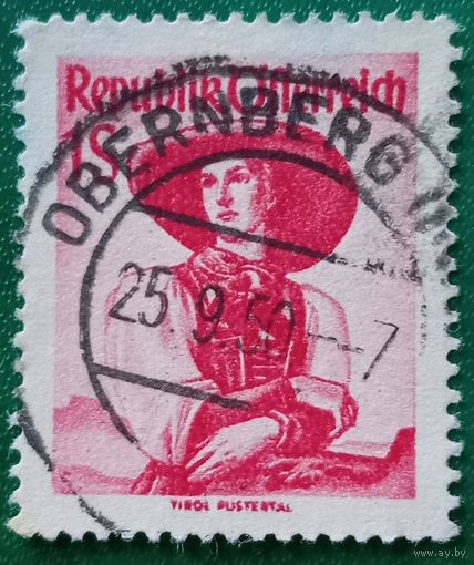 Австрия 25 сентября 1950. Женщина в традиционном костюме, долина в Тироле