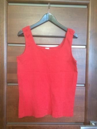 Хлопковая майка красного цвета на 50-52 размер. Хорошее состояние. ПОгруди 47-55 см, длина 55 см.