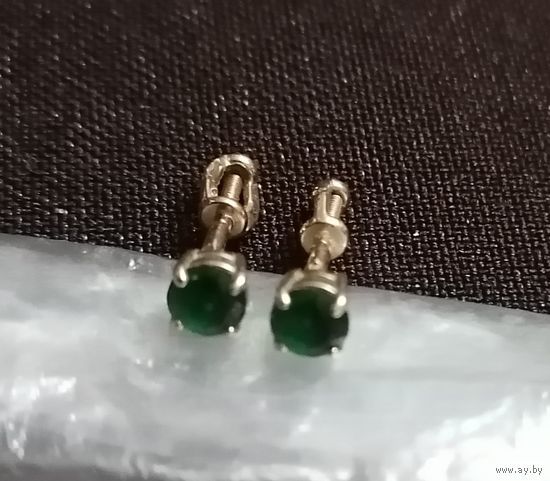 Изящные сережки с зелеными камнями. Золото 585