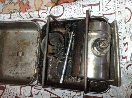 Примус старинный в металлической коробке