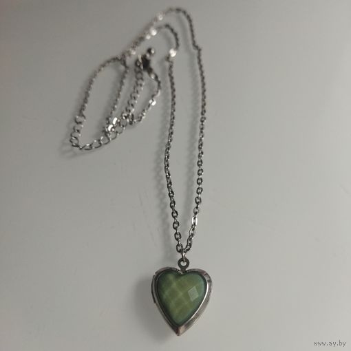 Медальон - локет . Покрытие серебро. Открывается.Винтаж. 1,8 х2 см. ,59 см.