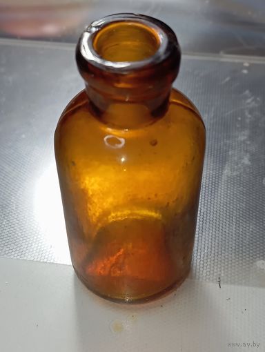Витражная Аптечная бутылка ( пузырек с надписью на дне С 50г ) .