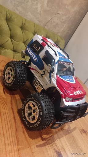 Две машины на пульте.  Обе машины без пультов, сами целые, с естественными следами использования, не знаю, рабочие или нет. Поэтому соответственно и цены невысокие. Описание есть на фото