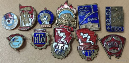 Лот -  11 советских значков в тяжелом металле.