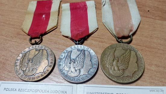 Последний раз выставляется. ТРИ  Медали "За заслуги в обеспечении обороноспособности страны" (версия 1966 года), три степени