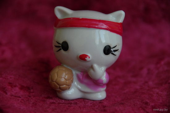 Статуэтка фарфоровая " Котик " целая , высота 6 см