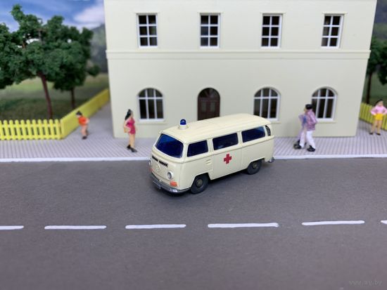 Volkswagen T2 скорая помощь. Масштаб НО 1:87.