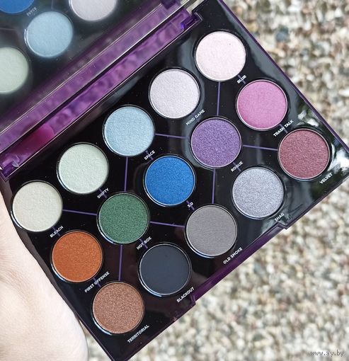 Палетка теней Urban Decay Distortion Eyeshadow Palette
