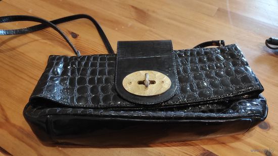 Сумка-клатч Маттиоли лаковая, черная. Б/у. Состояние хорошее. Размер в сложенном виде 33*15 см, в разложенном состоянии 33*25 см. Длина ручки 85 см.