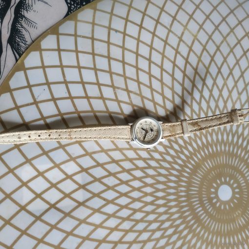 Часы наручные с ремешком.  В коллекцию,ремонт,на запчасти.Состояние на скане.