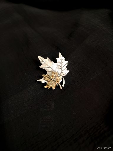 Брошь, два кленовых листочка