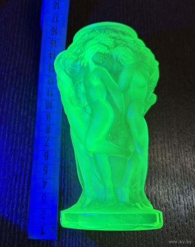 Вазочка из уранового стекла . Производство Чехия