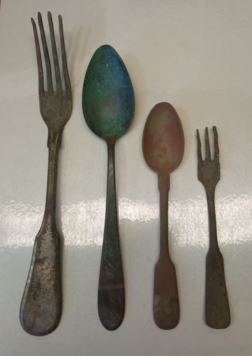 Столовые приборы.